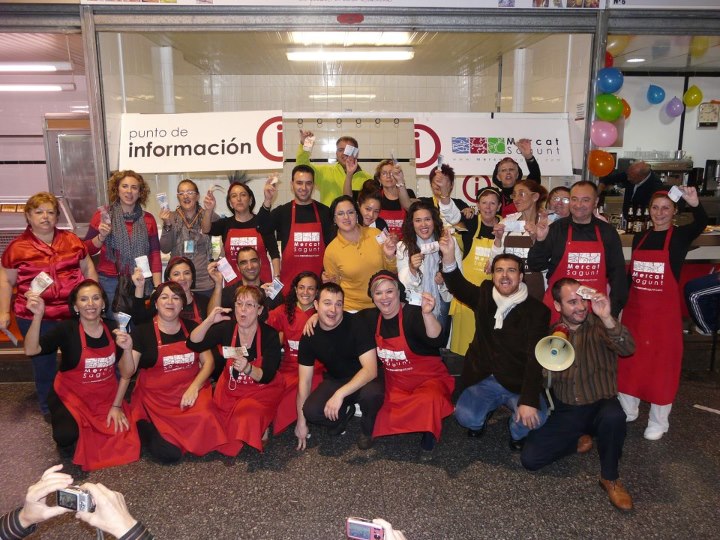 Cerca de mil personas participan en el primer Cashmob Sagunt